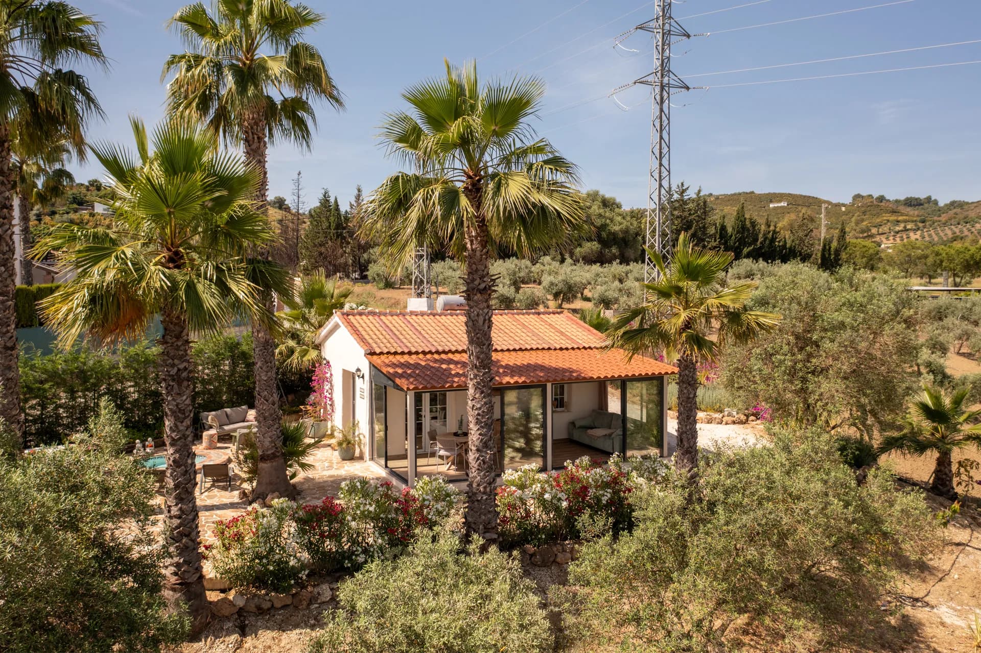 Luchtfoto van Casita Jeromi tussen de palmbomen